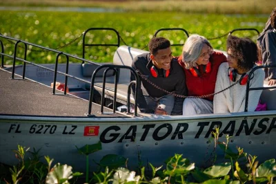 Vivi l’emozione di un giro in airboat di 30 minuti a orlando, avvista alligatori da vicino, passeggia nei giardini delle farfalle e gusta un bbq sul lago. ingresso e protezioni acustiche incluse.