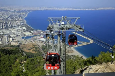 Découvrez les cascades de düden, flânez dans la vieille ville d'antalya et profitez d'une balade en téléphérique ou en bateau, avec déjeuner, billets d'entrée et transfert hôtel inclus.
