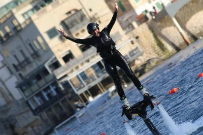 Vivi l’emozione del flyboard a barcelona con un istruttore personale, attrezzatura completa e coaching in tempo reale. include muta, casco e tutto il necessario.