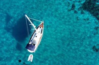 Vivi la brezza del mediterraneo con un tour privato in barca a vela tra ibiza e formentera, con nuotate, snorkeling, paddle surf e un capitano locale. tutta l’attrezzatura inclusa.