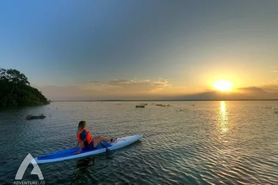 Scopri la laguna di bacalar all’alba con un tour sup: caffè, frutta fresca e pagaiare in tranquillità fino al cenote negro e al canale dei pirati. guida, snack e foto inclusi.