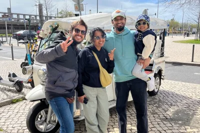 Explore os bairros mais antigos de lisboa em tuk-tuk privado, visite alfama, o panteão nacional e aproveite vistas panorâmicas incríveis. reserve já com serviço de fotos incluído.