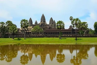 Parti da bangkok, attraversa il confine con la cambogia, naviga nel villaggio galleggiante del tonle sap e scopri angkor wat con una guida locale. tour privato con pick-up in hotel e soggiorno in hote