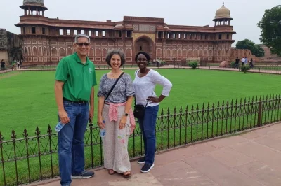 Vivencie o nascer do sol no taj mahal, explore o forte de agra e descubra fatehpur sikri em um tour privado com guia local e traslado do hotel em agra.