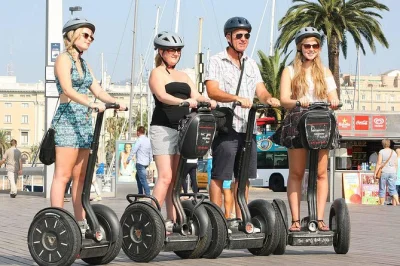 Scopri barcellona in segway tra il quartiere gotico, il parco della ciutadella e port olímpic con una guida locale in piccoli gruppi—casco e acqua inclusi.