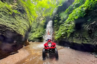 Erlebe das abenteuer auf bali mit einer atv-tour durch ubuds dschungel, einen alten holländischen kriegstunnel und reisfelder. inklusive privatem hoteltransfer, mittagessen und lokalem guide.