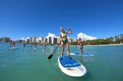 Sinta a brisa de waikiki enquanto aprende standup paddle com instrutores locais, equipamento completo, transporte fácil e grupos flexíveis.