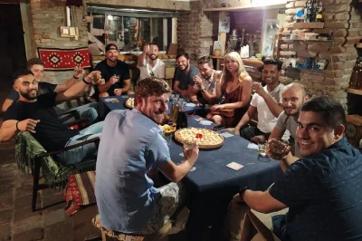 Comece a noite em tbilisi com vinho georgiano à vontade, explore bares da cidade velha, participe de jogos de bebida e faça amizade com locais—inclui shots de boas-vindas e guia local.