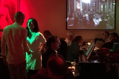 Découvrez la zarzuela à madrid avec un dîner 4 plats, des serveurs chanteurs et du vin inclus à la castafiore. réservez votre soirée entre musique et saveurs.