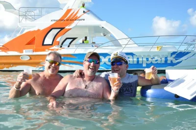 Curta o sol de punta cana em um passeio de catamarã com snorkel, bar flutuante, almoço típico dominicano, música e transfer ida e volta. bebidas e guias locais inclusos.