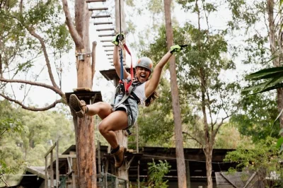 Sinta a adrenalina na maior aventura aérea da austrália em tamborine mountain. encare mais de 140 desafios, deslize nas tirolesas e explore a floresta tropical com todo o equipamento incluso.