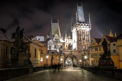 Descubre praga de noche con un guía local certificado. recorre el castillo, puente de carlos, isla kampa y el muro de lennon en grupos pequeños con historias únicas.