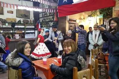 Découvrez santiago en 3 heures lors d’une visite privée à pied : marchés animés, places historiques et le quartier créatif de lastarria avec un guide local.