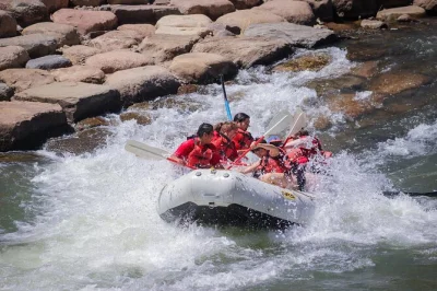 Erlebe den lower animas river in durango bei einer halbtägigen rafting-tour mit lokalen guides und kompletter ausrüstung – ideal für familien und einsteiger.