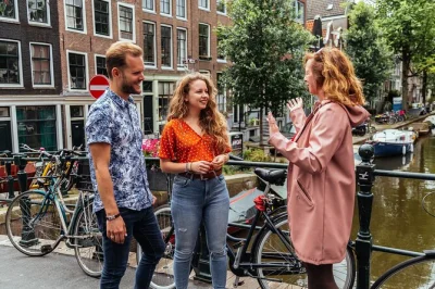 Sinta o ritmo de amsterdam com um tour privado de bike ou a pé—passe pelo palácio real, rembrandtplein e cantinhos secretos com um guia local. inclui lanche.