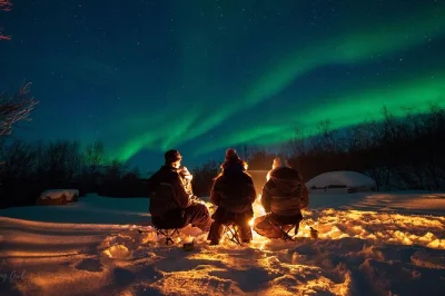 Entfliehe den lichtern von tromsø und jage die nordlichter in der arktischen wildnis. gemütliches lagerfeuer, warmes essen und thermoanzüge inklusive. lokale guides erhöhen deine chancen.