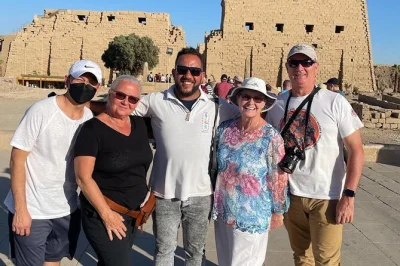 Sinta a energia do egito antigo em luxor—explore o vale dos reis, encante-se com karnak e fique frente a frente com os colossos de mêmnon. traslados e transporte privado inclusos.