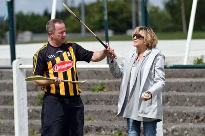 Découvrez la passion du hurling à kilkenny : apprenez ce sport ancestral dans un vestiaire authentique, testez-vous sur le terrain et partagez un moment convivial dans un pub de village. matériel f