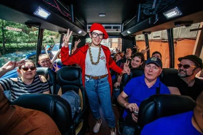 Descubra histórias do hip hop em harlem e bronx, visite o apollo theater e viaje com um guia grandmaster. transporte em ônibus e entretenimento ao vivo incluídos. reserve já.