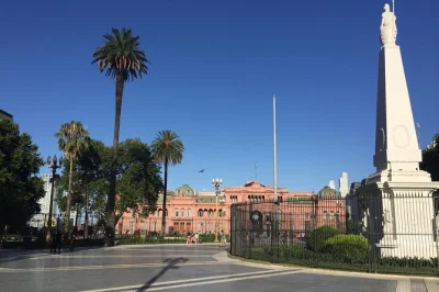 Descubre buenos aires con un tour privado a pie por san telmo, plaza de mayo y el cementerio de recoleta. incluye recogida en hotel y ruta flexible.
