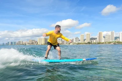 Découvrez la sensation de votre première vague à waikiki avec un cours de surf en petit groupe, des moniteurs locaux certifiés et tout le matériel fourni—avec un espace sécurisé pour vos affa
