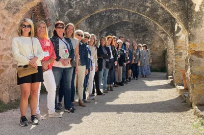 Descubra a história viva de san antonio em um tour privado de suv de luxo, visitando quatro missões, market square, casas históricas de king william e o animado pearl district. inclui traslado.