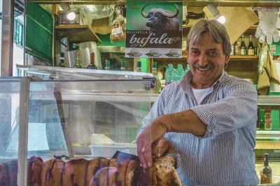 Partez d’une journée depuis rome vers frascati pour déguster des vins dans des caves anciennes, vous balader dans les vignes et savourer un déjeuner complet aux spécialités locales. prise en ch