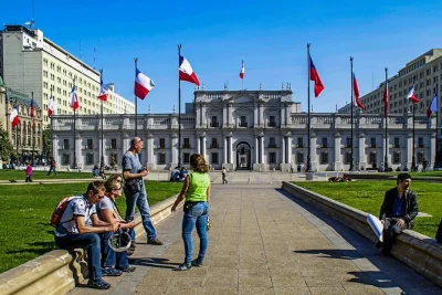 Découvrez santiago à vélo en petit groupe avec un guide local. traversez parcs et places, admirez le palais de la moneda, dégustez une glace et terminez dans le quartier animé de lastarria.