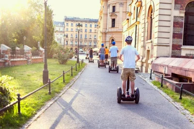 Scopri la musica di strada in piazza del mercato di cracovia, sfreccia in segway davanti al castello di wawel con una guida locale e fermati per foto indimenticabili—include formazione e casco.