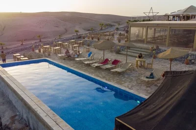 Découvrez le désert d’agafay près de marrakech : baignade, balades en chameau et quad, repas berbère sous tente. transfert, accès piscine et déjeuner ou dîner inclus.