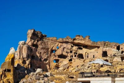 Scopri i camini delle fate, le città sotterranee e le chiese scavate nella roccia della cappadocia in un tour di 2 giorni da istanbul. include hotel, guida e trasferimenti.