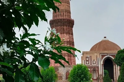 Descubra a história viva de delhi visitando jama masjid, qutub minar, forte vermelho e os mercados de especiarias. transporte privado, entradas e paradas flexíveis inclusas.