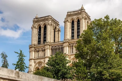 Sinta a alma de paris em um tour pequeno pela Île de la cité, com entrada reservada para sainte-chapelle ou catedral de notre dame. guia e ingressos inclusos.