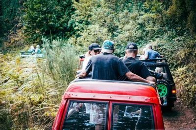 Erlebe eine offene jeep-tour ab funchal zu cabo girão, entdecke fischerorte und schau ins beeindruckende tal der nonnen. inklusive hoteltransfer und sympathischem guide.