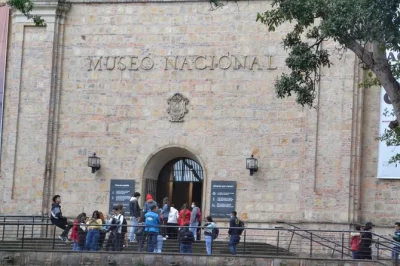 Découvrez le quartier teusaquillo à bogota lors d'une visite à pied guidée. visitez le musée national, dégustez bières artisanales et cafés, et explorez le street art local. réservez vite.