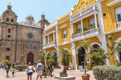 Découvrez les saveurs de cartagena, la magie du volcan de boue et une croisière festive au coucher du soleil. guide, dégustations, transport et options soirée inclus.