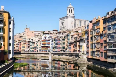 Scopri i vicoli di girona, visita la cattedrale, passeggia sulle mura medievali e assapora la vita locale in una gita di un giorno da barcellona con guida e trasporto inclusi.