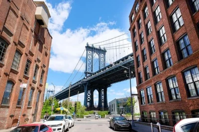 Descubre brooklyn heights y las calles empedradas de dumbo con guía en francés. cruza el puente de brooklyn y disfruta de vistas, historias y reserva fácil.