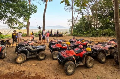 Vive la emoción de la selva de phuket en un paseo en atv, deslízate por tirolinas y disfruta la vista en el gran buda. incluye recogida en hotel y equipo de seguridad.