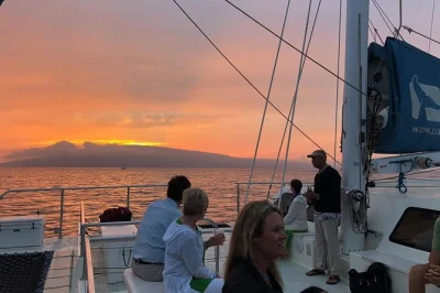 Vivi la brezza di maui con un tramonto in catamarano da ma'alaea harbor, gustando pupus, musica e due drink inclusi. avvistamento balene in stagione. prenota ora.