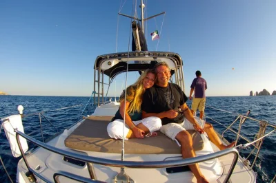 Curta o pôr do sol em cabo san lucas com um passeio de vela até el arco, com bebidas ilimitadas, petiscos e histórias locais—transporte fácil e diversão para toda a família.