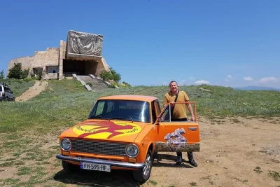 Entdecken sie die sowjetische architektur tiflis’ bei einer geführten tour im klassischen vaz. versteckte viertel, echte geschichten und lokale snacks erwarten sie.