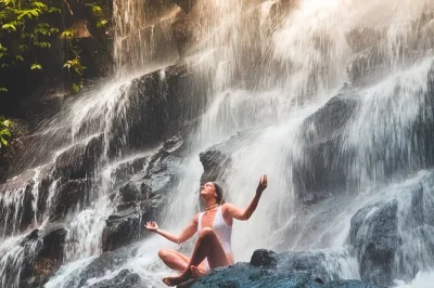 Erlebe ububs monkey forest, die tegalalang reisterrassen und den tibumana wasserfall bei einer privaten tour. inklusive mittagessen, eintritt und besuch des gianyar nachtmarkts. jetzt buchen!