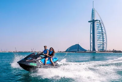 Découvrez dubai en jet ski, avec vue sur burj khalifa et burj al arab, balade au cœur de la skyline et jus frais offert. guide, équipement sécurité, photos et casiers inclus.