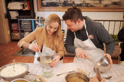 Apprenez à faire pizza et tiramisu à rome, sur la piazza navona, avec un chef local. apéritifs, boissons, déjeuner et choix café ou limoncello inclus.