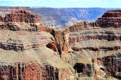 Explore o grand canyon west rim em grupo pequeno, com paradas guiadas na hoover dam e na floresta de joshua trees, além da opção de passeio de helicóptero. inclui transporte e almoço.
