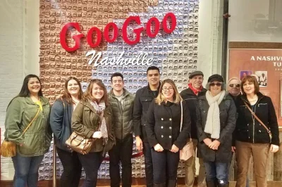 Découvrez nashville et broadway avec une balade gourmande de 3h : bbq fumé, hot chicken épicé, cocktails, guide local et anecdotes uniques.