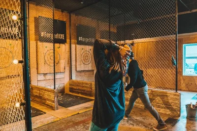 Découvrez le lancer de hache à whistler chez forged axe throwing : fun, coaching sympa et immersion dans la culture montagnarde canadienne. matériel fourni, accès facile.