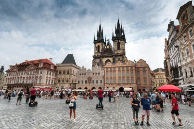 Descubre la ciudad vieja de praga en un tour privado a pie, escucha leyendas, admira el reloj astronómico y termina en el puente de carlos con un guía local y punto de encuentro flexible.