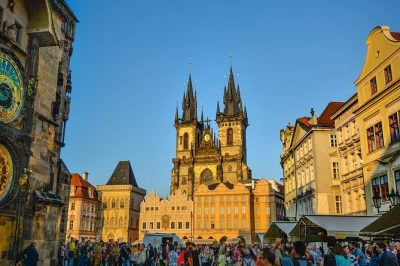 Explora el casco antiguo de praga, el reloj astronómico, el barrio judío y más en una excursión a pie en grupo reducido con un guía local certificado. reserva tu lugar ahora.